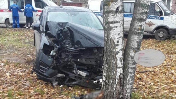 В Иванове водитель «Мазды» врезался в дерево и разбился насмерть