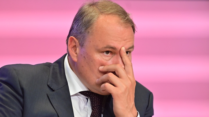 Пётр Толстой не сдержал эмоций, увидев надпись в книжных магазинах над Пушкиным и Достоевским: Это что такое?