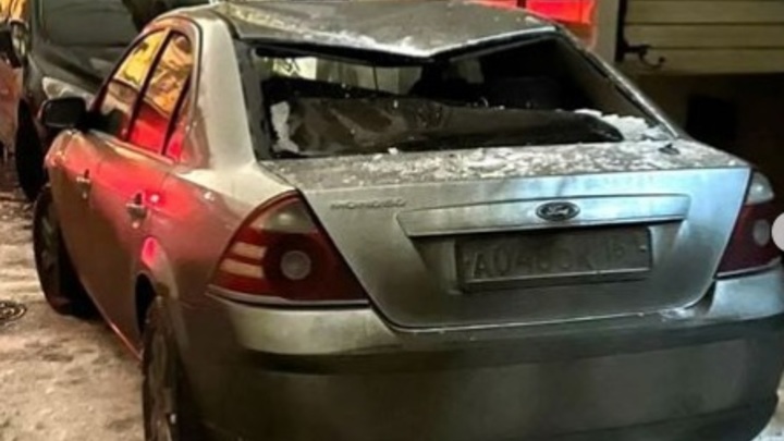 В Ростове упавший с крыши снег помял автомобиль