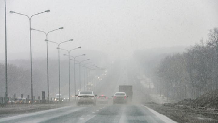 В Сибири пассажирский автобус сдуло с трассы