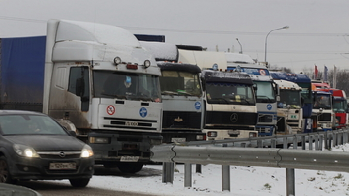 Возле придорожного кафе на трассе М-5 нашли мертвого белорусского дальнобойщика