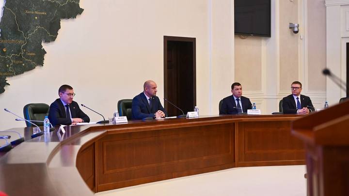 В Екатеринбурге губернаторам регионов УрФО  представили нового полпреда президента
