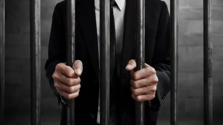 Суд не пощадил экс-замглавы Минцифры Паршина и его подельника. Дали строгача