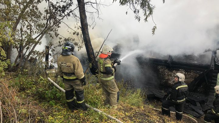Женщина погибла при пожаре в частном доме в Новосибирске