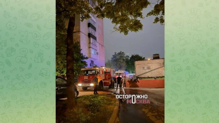 Огонь охватил три этажа многоэтажки в Москве