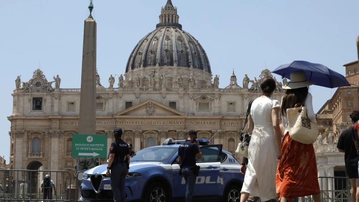 В Италии турист испортил старинную картину, пытаясь сделать фото для мема