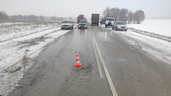 В Новосибирской области в тройном ДТП погибла пассажирка внедорожника