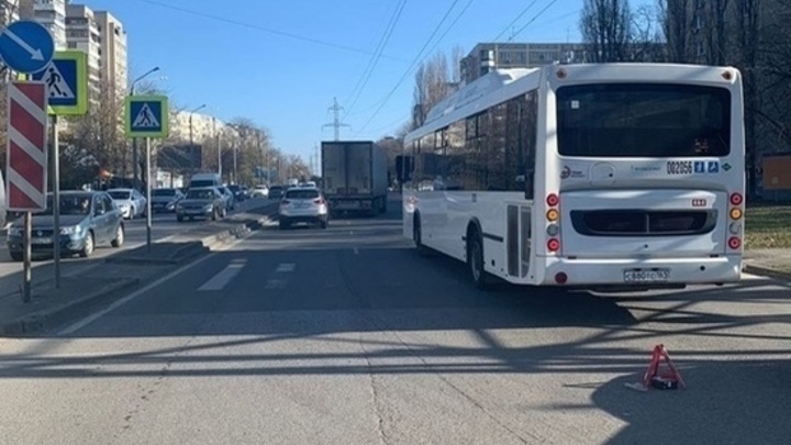 В Ростове-на-Дону водитель автобуса сбил девушку на пешеходном переходе