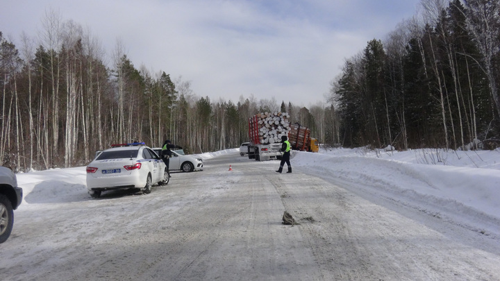 Ребенок погиб в лобовом ДТП с грузовиком на трассе в Свердловской области