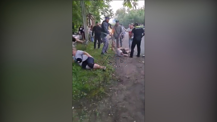 Массовая потасовка со стрельбой произошла в Кузбассе у военкомата в Осинниках
