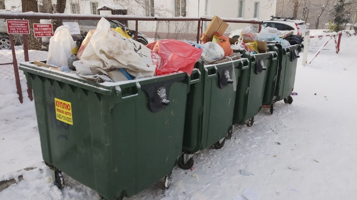 Для уборки мусора во дворах Новосибирска власти привлекли дополнительную технику