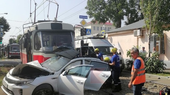 В Краснодаре в ДТП с трамваем один человек погиб, еще двое пострадали