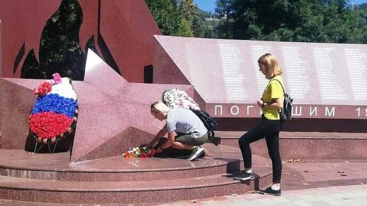 «Это все по глупости!»: прыгавшие на мемориале в Сочи девочки извинились за свой поступок