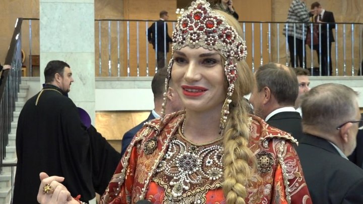 В метро был фурор!: Особенный русский костюм поразил москвичей