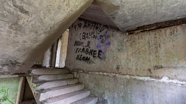 В Екатеринбурге бомжи и подростки оккупировали подъезд в девятиэтажке