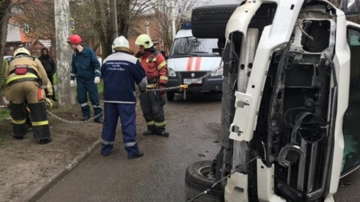 В Ростове после ДТП водителя внедорожника пришлось извлекать спасателям