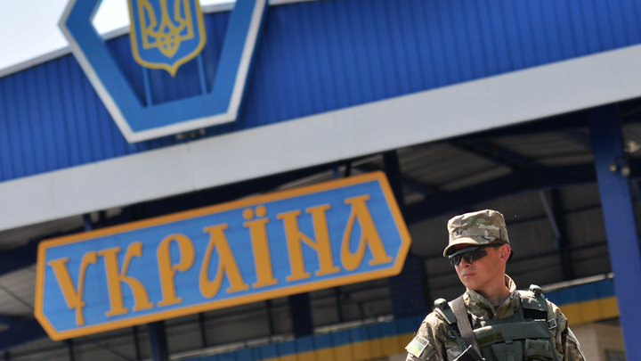 Они в эпицентре внимания: Госпогранслужба опровергла собственное разрешение на въезд мужчин из России