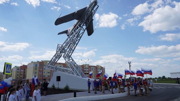 В Самаре в Южном городе состоялось открытие памятника самолету МиГ-17