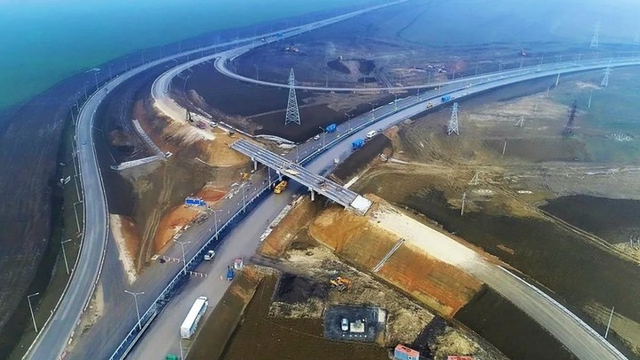 Крымский мост заволокло густым дымом