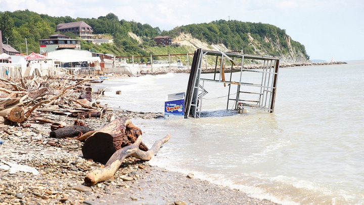 Нужно убирать быстрее: Власти озаботились темпами уборки пляжей Туапсинского района