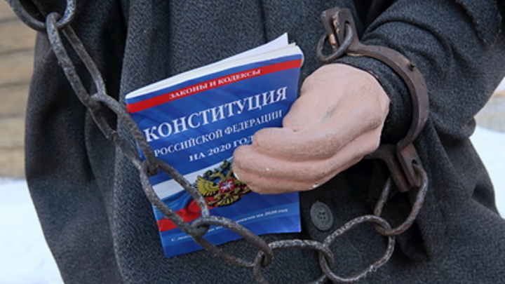 В России арестовали мать, которая держала собственных детей на цепи