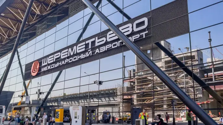 Бунт в Шереметьево. Люди лежат на полу аэропорта. Что происходит?