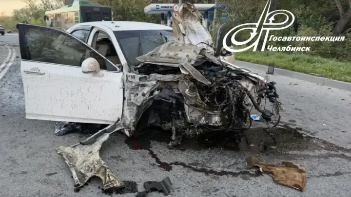 В Челябинске водитель врезался в столб и автобус. Погибла пассажирка
