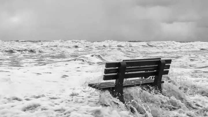 Более 127 тысяч туристов в Сочи готовятся встретить штормовые выходные