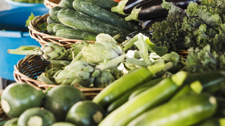 Новое исследование: китайские учёные выявили влияет ли удаление кожуры с яблок и огурцов на развитие онкологии