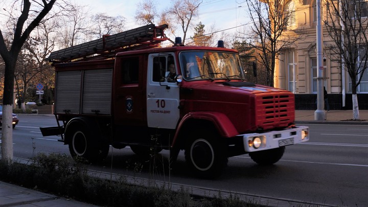 Крупный пожар произошёл на складе с лакокрасочными изделиями в Ростове