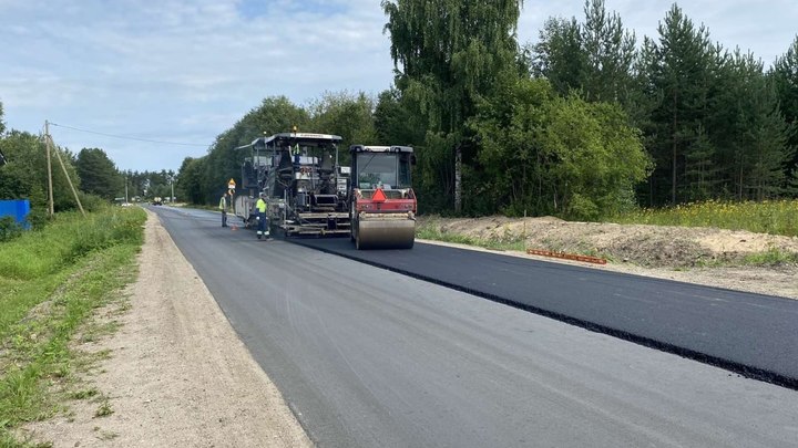 В Архангельской области ремонтируют участок дороги от железнодорожного переезда до храма