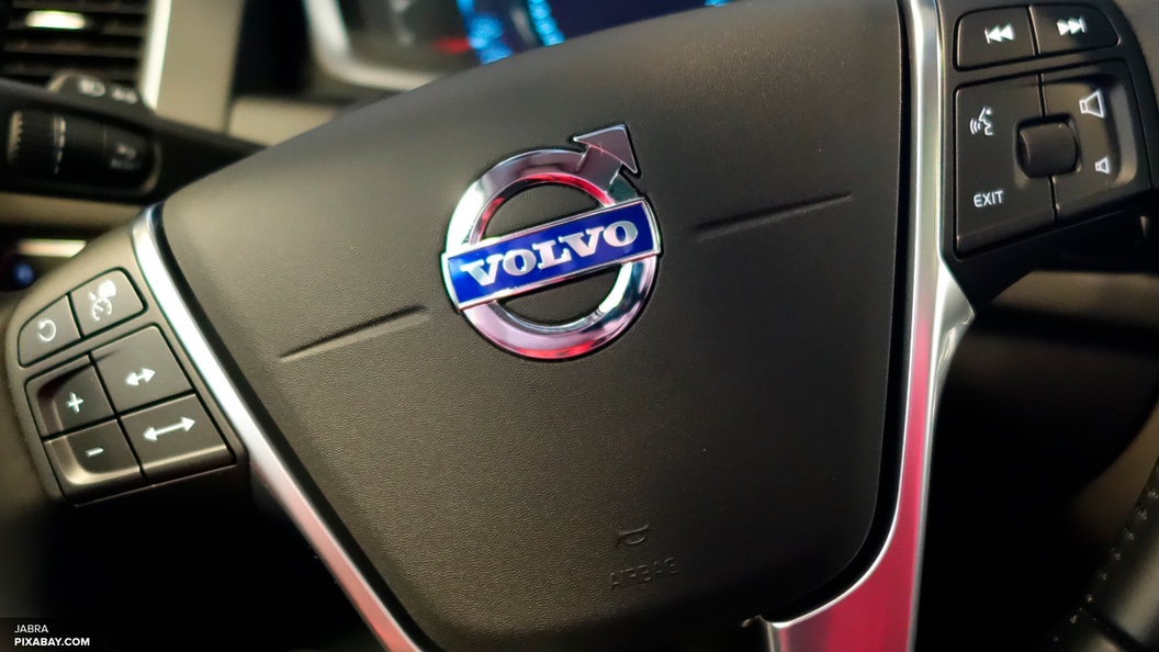 В Volvo считают, что без наклеек модель XC90 небезопасна В Volvo считают, что без наклеек модель XC90 небезопасна