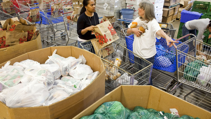 Очереди в три вилюшки: Американцы тащат еду мешками, коробками и тележками