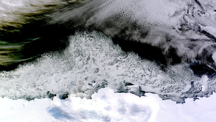 Российский теплоход получил пробоину на ледовом поле в Антарктиде