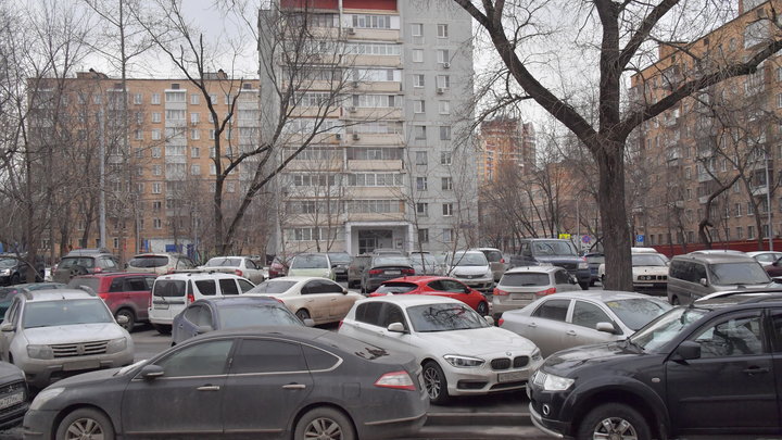 В Новосибирске сосед избил супругов из-за ограничения парковки во дворе