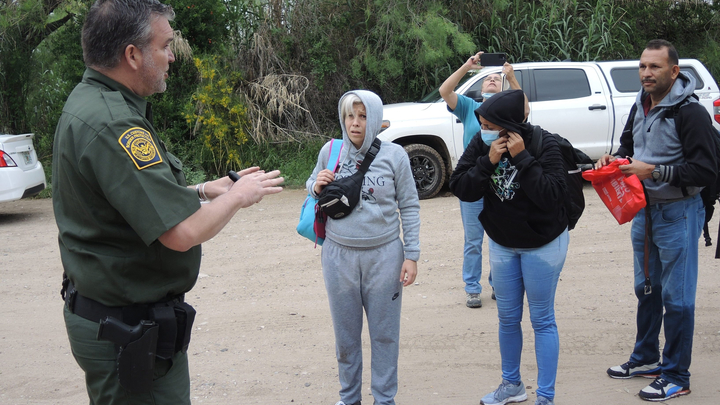 Байден не справляется: Техас решил бороться с нелегалами самостоятельно