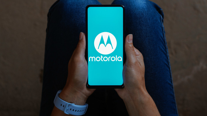 Motorola представила смарфтон, который можно носить на руке