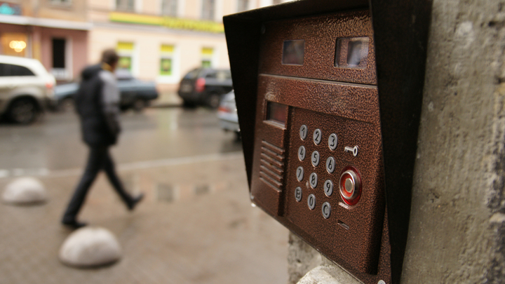 В Краснодаре неизвестные расклеивают фейковые объявления о замене домофонов
