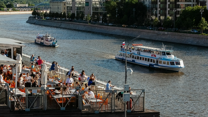 Катер попал под теплоход на Москве-реке