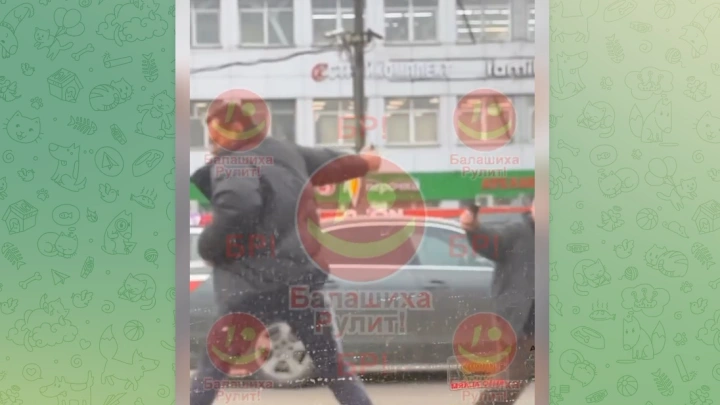 Водители устроили химическую дуэль за парковку в Балашихе и попали на видео