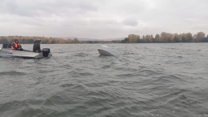 На озере в Челябинской области третий день ищут рыбака
