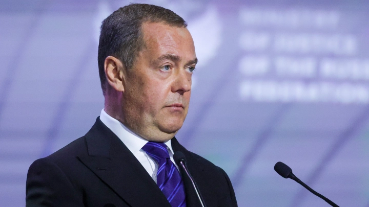 Медведев назвал сообщения радиостанции Судного дня лютый хрюкостяг