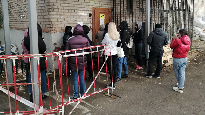 Челябинцы с воспалением легких часами мерзнут на улице в ожидании КТ