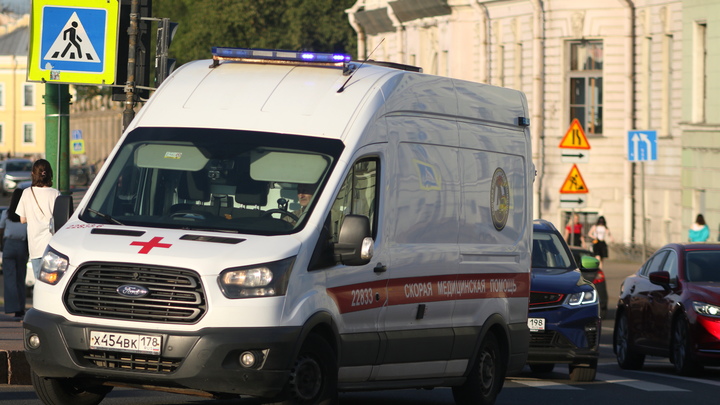 Потерял сознание и вылетел на тротуар: в ДТП на Аннинском шоссе пострадали два взрослых и ребёнок