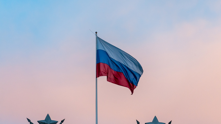 В Перми развернут огромный флаг России ко Дню народного единства