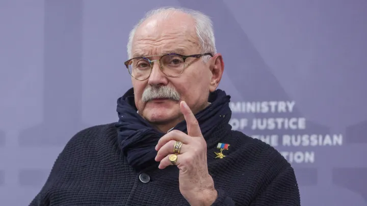Генерал начал решать вопрос с Ельцин Центром. Папочка Михалкова легла на стол?