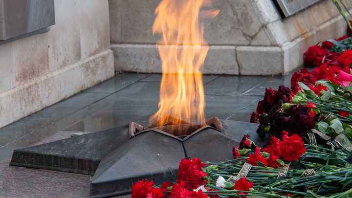 В Свердловской области подросток сжег венки на Вечном огне