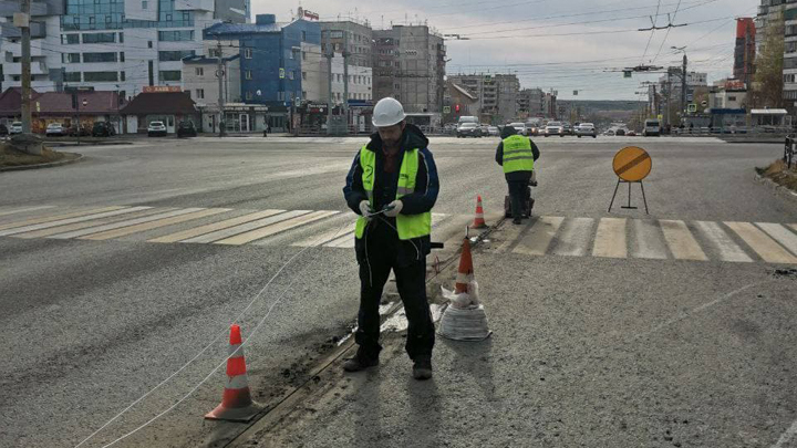 На перекрестке в Челябинске поставили первые индукционные петли