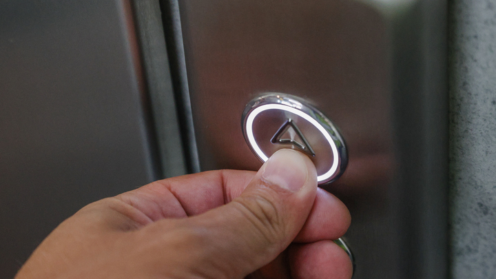 Стали известны подробности инцидента с зажатой в лифте молодой мамой в Нижнем Тагиле