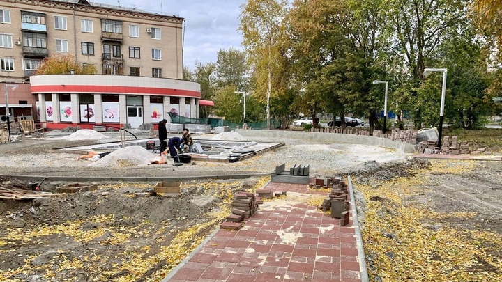 В Челябинске с большим опозданием монтируют модный фонтан